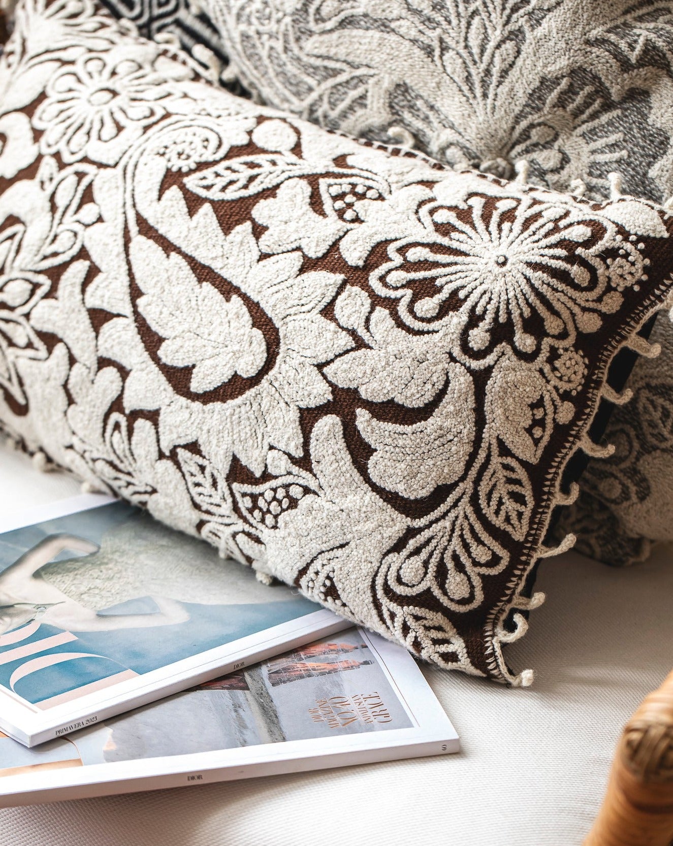 Cojín floral (color marrón)