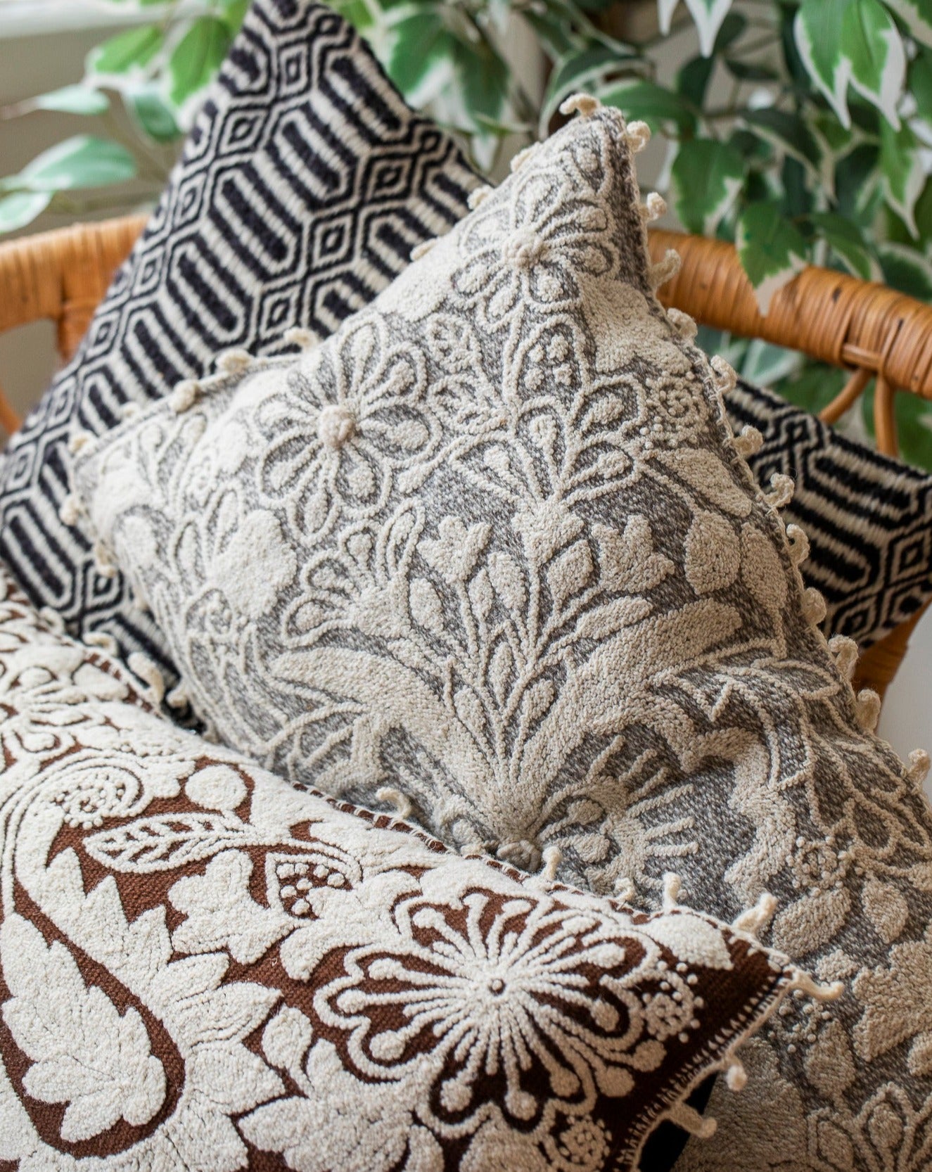 Cojín floral (color gris)